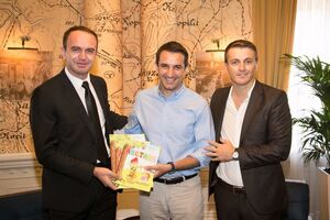 Gradonačelnik Tirane donirao bukvare na albanskom jeziku đacima u...