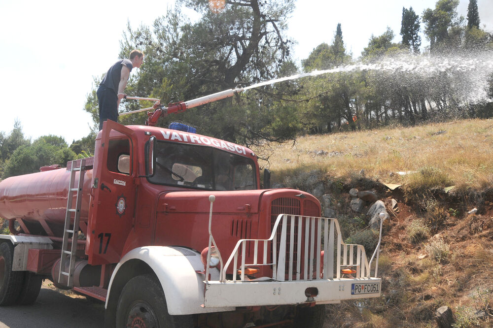 požar, vatrogasci, Foto: Boris Pejović