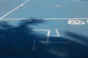 Nepoznati vandali oštetili košarkaško igralište u Tivtu