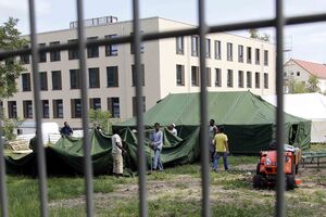 Njemačka: Pijani i naoružani nožem upali u azilantski dom