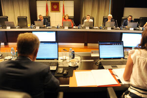 Ministri ljetuju, Đukanović džabe prijeti