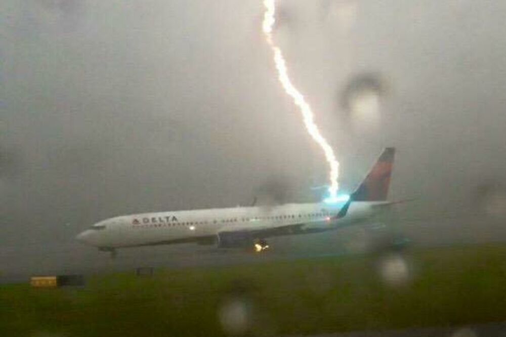 udar gorma u avion, Foto: Twitter