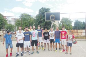 Nikšićani brane košarkaško igralište od bagera