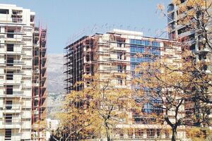 Budvanin pištoljem učio Albanca da priča crnogorski