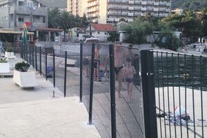 Žicom pregradili plažu u Igalu