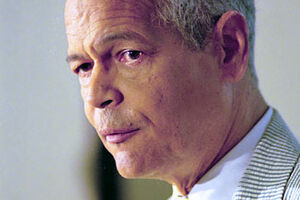 Preminuo Džulijan Bond