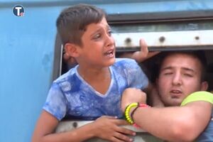 Ovaj dječak je uspio da uđe u voz za Srbiju, ali nije htio dalje...