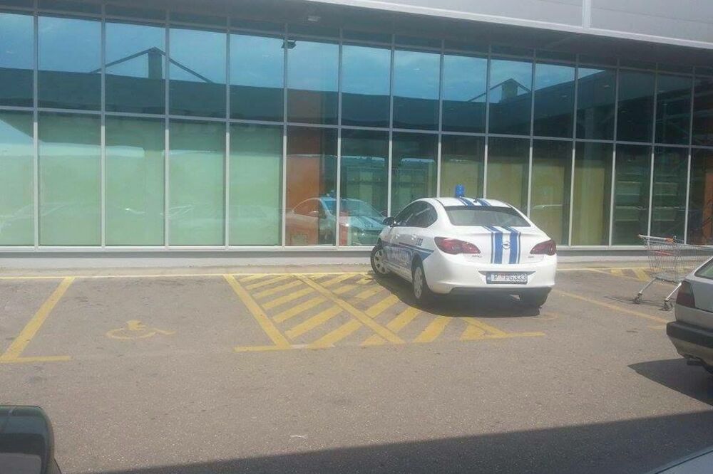 službena vozila, nepropisno parkiranje, Foto: Podgorički vremeplov