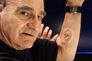 Australijski umjetnik ugradio uvo na ruci