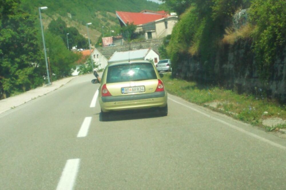 noga kroz prozor, saobraćaj, Foto: Čitalac reporter