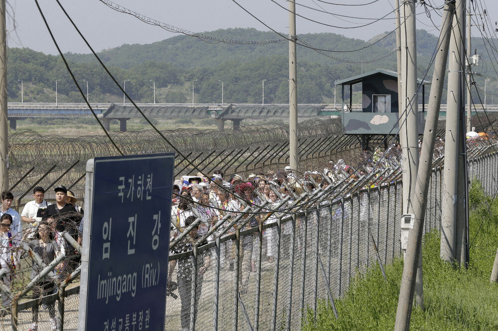 Prelazak granice Sjeverna i Južna Koreja, Foto: Beta-AP