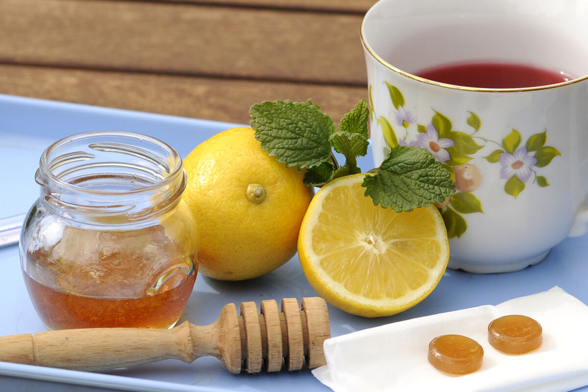 Чай с медом при температуре можно ли. Медовый чай. Чай с лимоном и лекарства. Чай от простуды. Чай с лимоном при простуде.