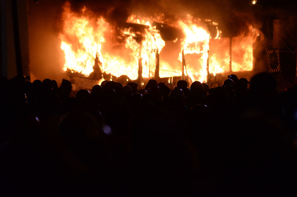 Autobus gori, Foto: Wikimedia
