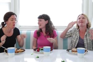 Pogledajte kako izgleda kad majke oponašaju djecu dok jedu