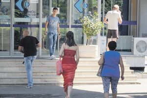 Mjesečno boluje 350 radnika iz Kliničkog centra