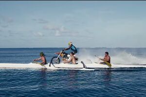 Surfovao po ogromnom talasu, ali na motoru!