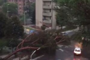 Jak tornado pogodio Firencu, u toku noći prekinut željeznički...