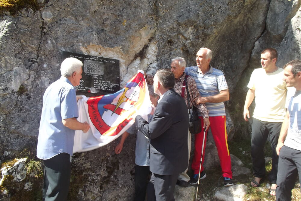 Nevidio, spomen ploča, Foto: Obrad Pješivac