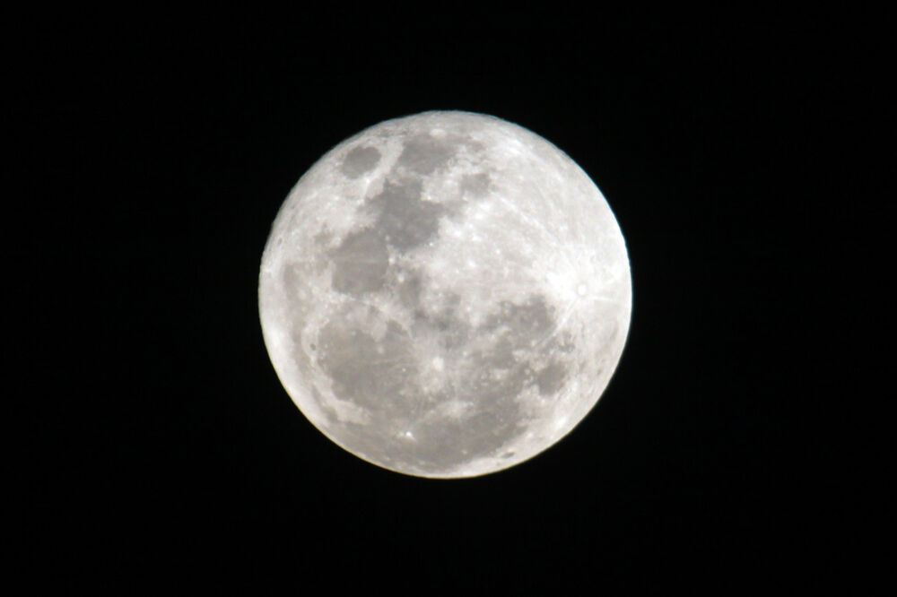 Plavi Mjesec, Foto: Beta-AP