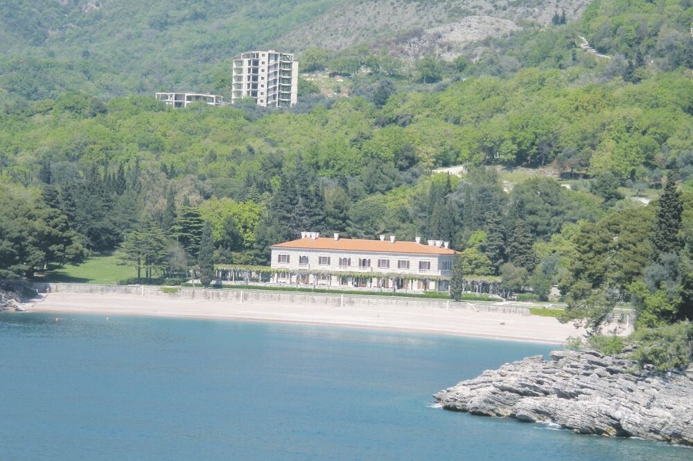 Vila Miločer i zgrada Brana Mićunovića, Foto: Vuk Lajović