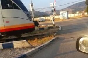 Putnički voz daje prednost na prelazu u Zagoriču [VIDEO]