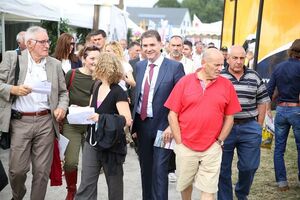 Ivanovic with 30 farmers at a fair in Belgium