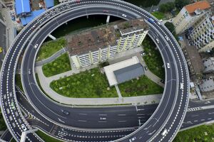 Kina: Stanari odbili da se isele, vijadukt napravljen oko zgrade