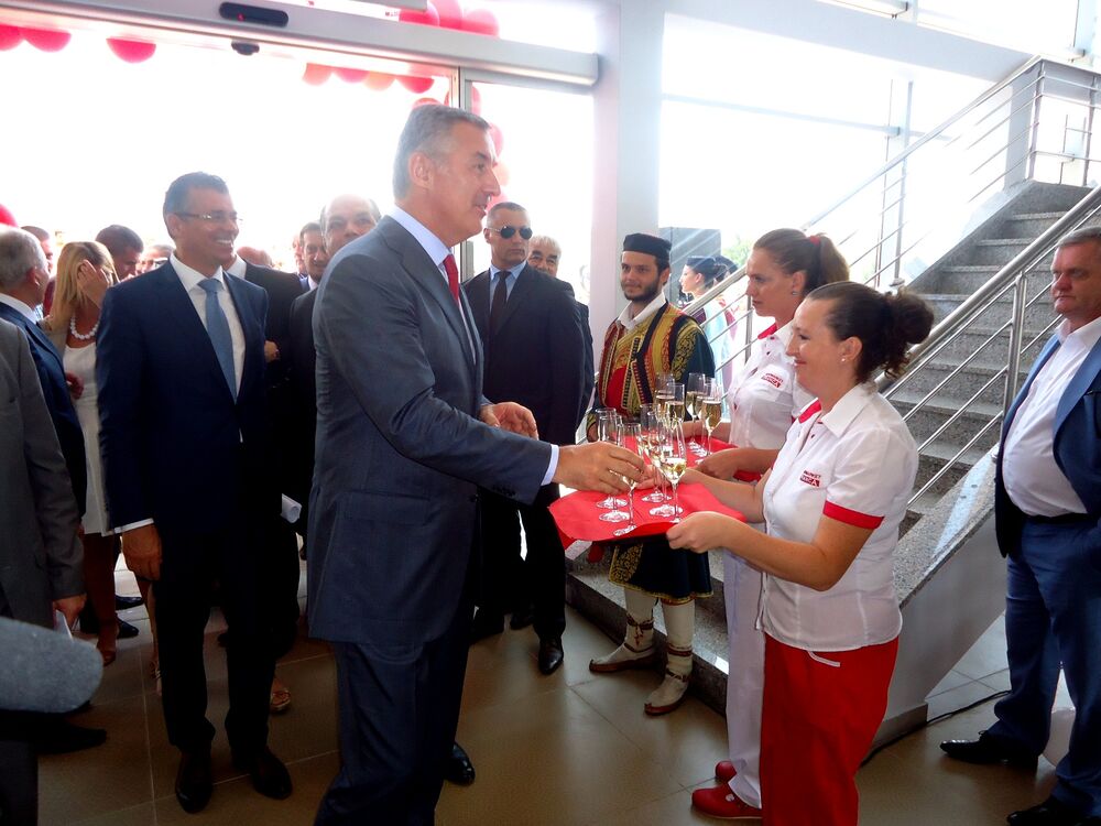 Ivan Novosel, Hilmija Franca , Milo Đukanović, Tivat, autobuska stanica Tivat