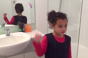 Ova slatka djevojčica će vas oduševiti svojim trikovima