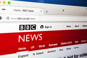 Danijel Krejg i Džudi Denč pozvali vladu da podrži BBC