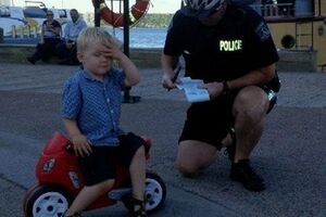 Trogodišnjak se "nepropisno zaustavio" triciklom: Policajac...
