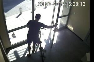 Za pet minuta obio vrata zgrade i ukrao bicikl [VIDEO]