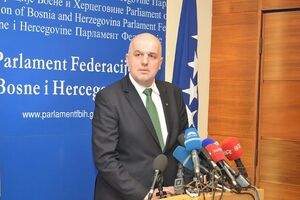 Zukić: Kad Vučić vidi grobove u Srebrenici, možda prizna da se...