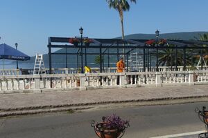 NVO: Pergola zaklanja pogled na na more, zaliv i široko nebo u...