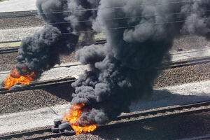 Na desetine migranata probilo ograde kod luke Kale