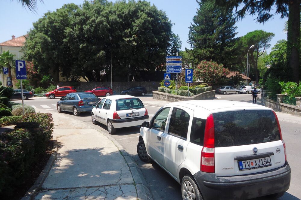 Tivat, parking, Foto: Siniša Luković