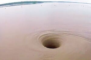 Misteriozni vrtlog guta vodu i sve pred sobom