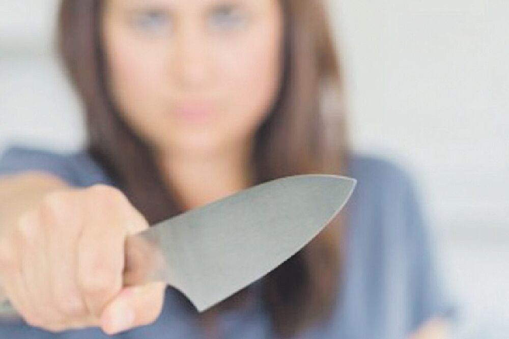 Žena, nož (Novine)