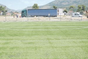 Stavili i ogradili vještačku travu na terenima FK Kom
