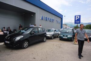 Tivatski taksisti protestuju zbog haosa na aerodromu