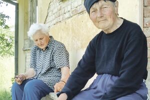 Država se ne okreće na njih: Tri starice žive u trošnoj kući,...
