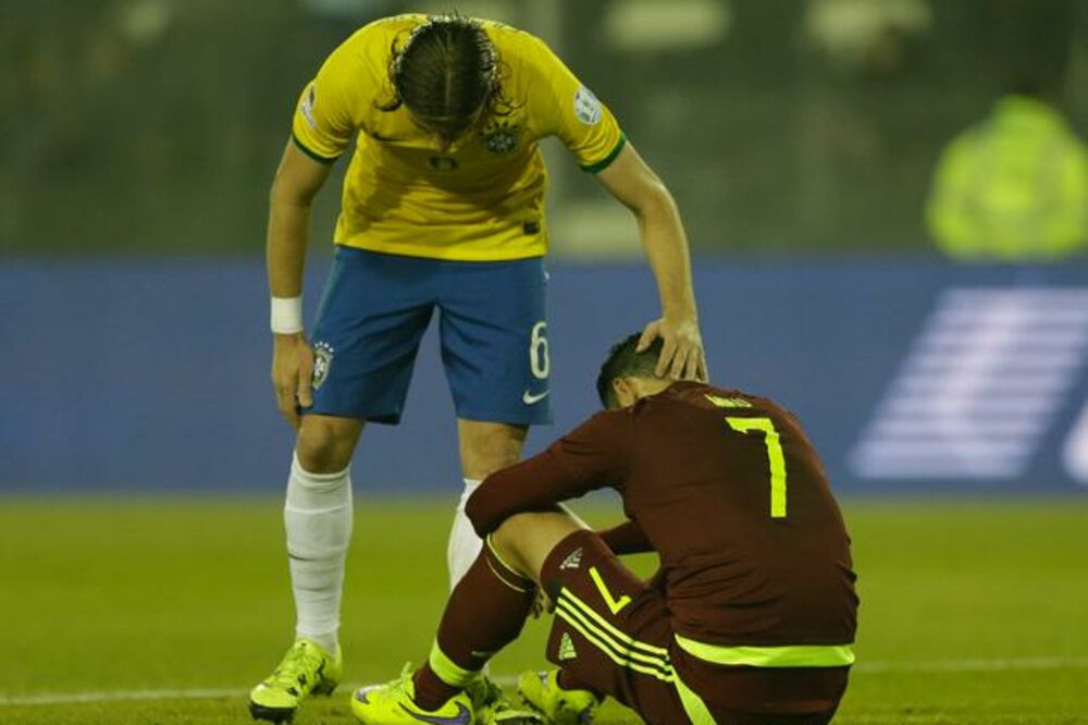 Filipe Luiz i Nikolas Fedor, Foto: Beta/AP