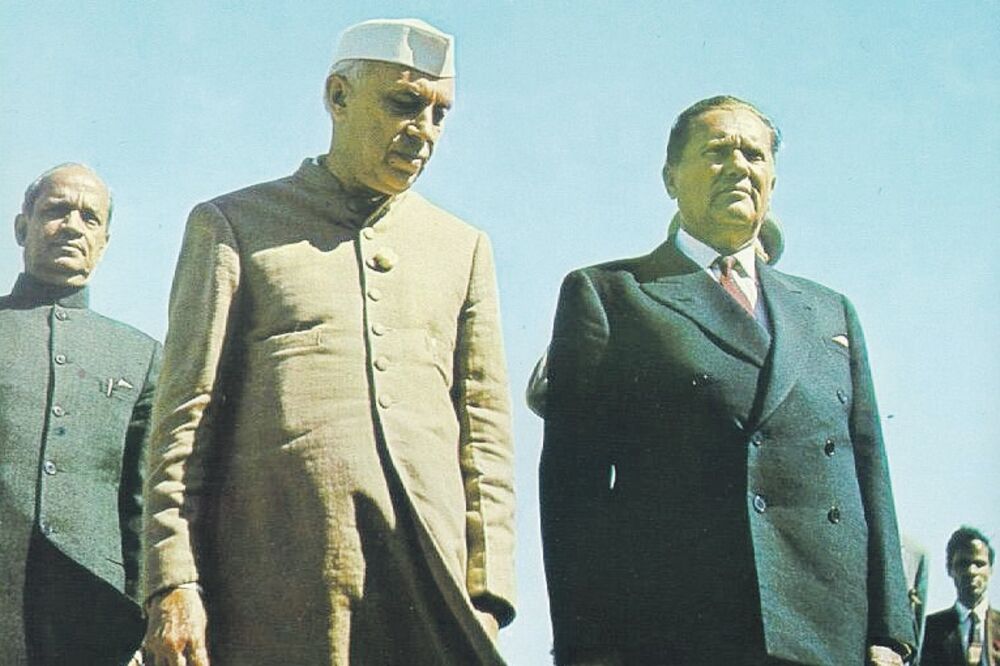 Nehru i Tito (Novine)
