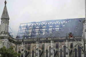 Bazilika u Nantu u požaru