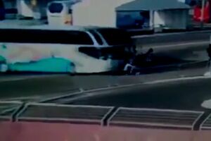 Uznemirujući video: Autobus udara austrijske plivačice u Bakuu
