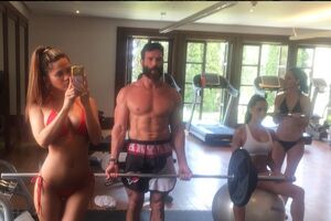 Kralj Instagrama pokazao sa kim se druži na Svetom Stefanu