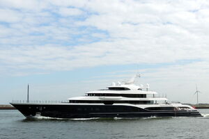 U Tivat stigla super jahta veličine manjeg kruzera