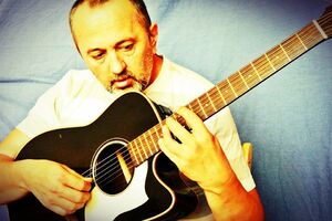 Preminuo kantautor i književnik Miki Vukićević