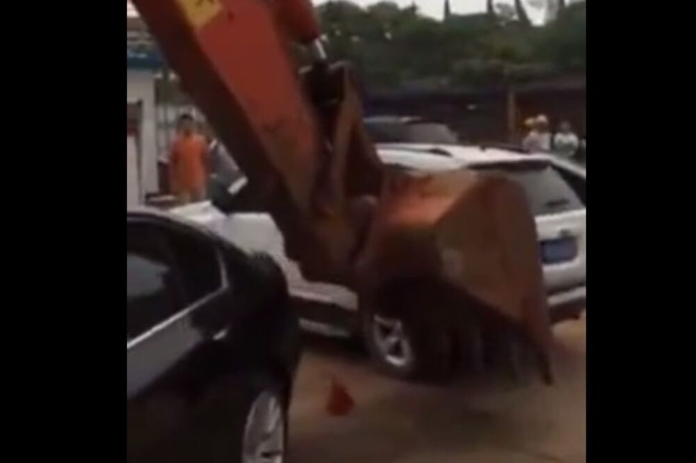 Bager na parkingu, Foto: Screenshot (YouTube)