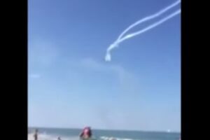 Užas iznad Jadranskog mora: Kupači gledali sudar aviona (VIDEO)